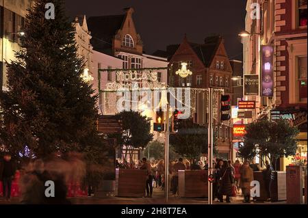 Dublino, Irlanda - Novembre 13. 2021: Nollaig shona dhuit luci di Natale. Allegro cartello di Natale scritto in lingua irlandese (gaelica) Foto Stock