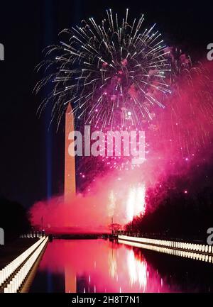 Washington, Stati Uniti. 2 dicembre 2021. I fuochi d'artificio esplodono sopra il Washington Monument e il Lincoln Memorial Reflecting Pool durante un programma inaugurale "celebrando l'America" a Washington, DC, mercoledì 20 gennaio 2021. Foto di Kevin Dietsch/UPI Credit: UPI/Alamy Live News Foto Stock