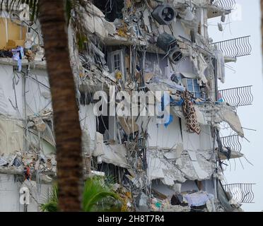 Surfside, Stati Uniti. 2 dicembre 2021. Un edificio residenziale che in parte è crollato è visto a Surfside, Florida, a nord di Miami Beach, giovedì 24 giugno 2021. Secondo i notiziari, una persona è morta e altre 56 sono scomparse o ferite nel crollo. Foto di Gary i Rothstein/UPI Credit: UPI/Alamy Live News Foto Stock