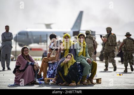 Kabul, Afghanistan. 2 dicembre 2021. I bambini Evacuee aspettano il prossimo volo dopo essere stati manifestati all'Aeroporto Internazionale Hamid Karzai, a Kabul, Afghanistan, il 19 agosto 2021. I membri del servizio degli Stati Uniti stanno assistendo il Dipartimento di Stato con un'operazione DI evacuazione non combatante (NEO) in Afghanistan. Photo by 1st Lt. Mark Andries/USMC/UPI Credit: UPI/Alamy Live News Foto Stock