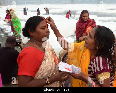 New Delhi, India. 2 dicembre 2021. La schiuma tossica galleggia sulla superficie del fiume Yamuna inquinato, mentre i devoti indù fanno un bagno come parte dei rituali delle celebrazioni di quattro giorni del festival 'Chhath Puja' a Nuova Delhi, India, lunedì 8 novembre 2021. L'antica festa indù dedicata al Dio del sole è celebrata per il benessere, lo sviluppo e la prosperità dei membri della famiglia. Foto di Abhishek/UPI Credit: UPI/Alamy Live News Foto Stock