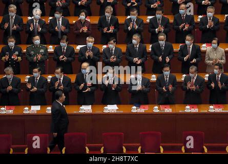 Pechino, Cina. 2 dicembre 2021. Il presidente cinese Xi Jinping è applaudito quando arriva per la chiusura della Quarta sessione del XIII Congresso Nazionale del Popolo (NPC) tenutasi nella Grande Sala del Popolo di Pechino giovedì 11 marzo 2021. La Cina ha approvato un progetto di decisione per la revisione del sistema elettorale di Hong Kong, la sua ultima mossa per rafforzare il controllo sulla città, passando la risoluzione dei "patrioti che governano Hong Kong” all'NPC. Foto di Stephen Shaver/UPI Credit: UPI/Alamy Live News Foto Stock