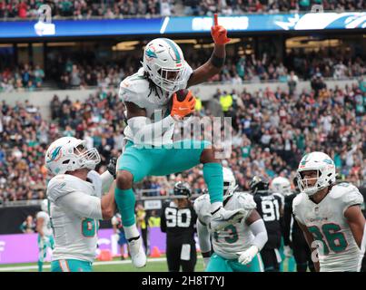 Londra, Regno Unito. 2 dicembre 2021. Il grande ricevitore dei Miami Dolphins Jayden Waddle celebra un touchdown durante la loro partita contro i Jacksonville Jaguars al White Hart Lane di Londra domenica 17 ottobre 2021. Jaguar ha vinto la partita 23-20. Foto di Hugo Philpott/UPI Credit: UPI/Alamy Live News Foto Stock