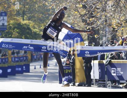 New York, Stati Uniti. 2 dicembre 2021. Albert Korir del Kenya festeggia mentre attraversa il traguardo per primo, vincendo la Men's Division 2021 NYRR TCS New York City Marathon, a New York City, domenica 7 novembre 2021. Oltre 50,000 corridori da New York e da tutto il mondo corrono attraverso i cinque quartieri su un percorso che si snoda dal ponte Verrazano prima di attraversare il traguardo da Tavern on the Green in Central Park. Foto di John Angelillo/UPI Credit: UPI/Alamy Live News Foto Stock