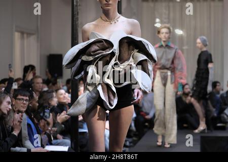 Parigi, Francia. 2 dicembre 2021. Un modello prende in passerella durante lo spettacolo Primavera-Estate 2022 di Laruicci alla Paris Fashion Week di domenica 3 ottobre 2021. Foto di Eco Clement/UPI Credit: UPI/Alamy Live News Foto Stock