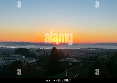 28 novembre 2021: Il tramonto nella zona della baia di San Francisco visto dalla baia orientale sopra UC Berkeley a Berkeley, California mercoledì 1 dicembre 2021. L'ampia vista dalle colline include Oakland, UC Berkeley, Berkeley Marina, Bay Bridge, San Francisco, Treasure Island, Alcatraz, Golden Gate Bridge, Marin, Marin Headlands, e comprende douglas alberi di abete, baia, montagne, grattacieli, ponti, E le nuvole rosa, arancione e rossa (Credit Image: © Rishi DekaZUMA Press Wire) Foto Stock