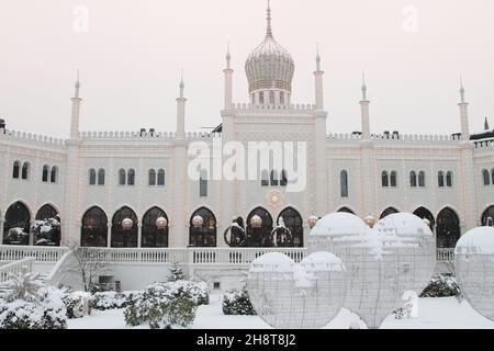 Atmosfera natalizia nel parco attrazioni di Tivoli a Copenaghen, Danimarca, scandinavia Foto Stock