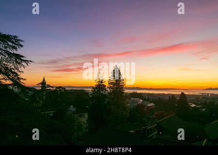 27 novembre 2021: Il tramonto nella zona della baia di San Francisco visto dalla baia orientale sopra UC Berkeley a Berkeley, California mercoledì 1 dicembre 2021. L'ampia vista dalle colline include Oakland, UC Berkeley, Berkeley Marina, Bay Bridge, San Francisco, Treasure Island, Alcatraz, Golden Gate Bridge, Marin, Marin Headlands, e comprende douglas alberi di abete, baia, montagne, grattacieli, ponti, E le nuvole rosa, arancione e rossa (Credit Image: © Rishi DekaZUMA Press Wire) Foto Stock