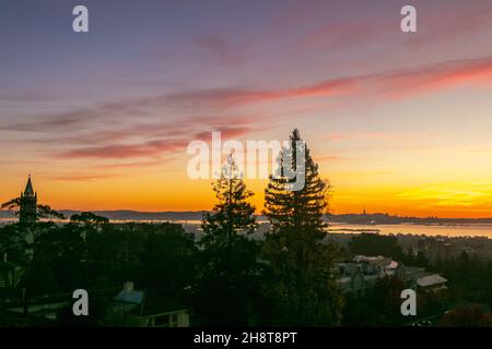 27 novembre 2021: Il tramonto nella zona della baia di San Francisco visto dalla baia orientale sopra UC Berkeley a Berkeley, California mercoledì 1 dicembre 2021. L'ampia vista dalle colline include Oakland, UC Berkeley, Berkeley Marina, Bay Bridge, San Francisco, Treasure Island, Alcatraz, Golden Gate Bridge, Marin, Marin Headlands, e comprende douglas alberi di abete, baia, montagne, grattacieli, ponti, E le nuvole rosa, arancione e rossa (Credit Image: © Rishi DekaZUMA Press Wire) Foto Stock