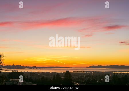 27 novembre 2021: Il tramonto nella zona della baia di San Francisco visto dalla baia orientale sopra UC Berkeley a Berkeley, California mercoledì 1 dicembre 2021. L'ampia vista dalle colline include Oakland, UC Berkeley, Berkeley Marina, Bay Bridge, San Francisco, Treasure Island, Alcatraz, Golden Gate Bridge, Marin, Marin Headlands, e comprende douglas alberi di abete, baia, montagne, grattacieli, ponti, E le nuvole rosa, arancione e rossa (Credit Image: © Rishi DekaZUMA Press Wire) Foto Stock