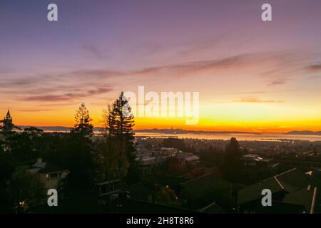 27 novembre 2021: Il tramonto nella zona della baia di San Francisco visto dalla baia orientale sopra UC Berkeley a Berkeley, California mercoledì 1 dicembre 2021. L'ampia vista dalle colline include Oakland, UC Berkeley, Berkeley Marina, Bay Bridge, San Francisco, Treasure Island, Alcatraz, Golden Gate Bridge, Marin, Marin Headlands, e comprende douglas alberi di abete, baia, montagne, grattacieli, ponti, E le nuvole rosa, arancione e rossa (Credit Image: © Rishi DekaZUMA Press Wire) Foto Stock