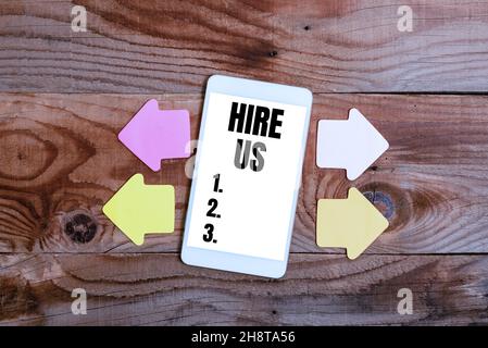 Firma che mostra Hire US. La panoramica aziendale utilizzata dalle risorse umane indica al dipendente che ha ricevuto un lavoro visualizzazione di diverse note adesive a colori Foto Stock