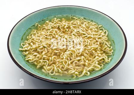 Zuppa di panna con spaghetti di pollo in una ciotola isolata su sfondo bianco. Foto Stock