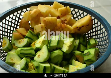 C'è una varietà di verdure, patate, zucca appuntita, karela, cipolla, Aglio, zenzero, cavolfiore, cavolo Foto Stock