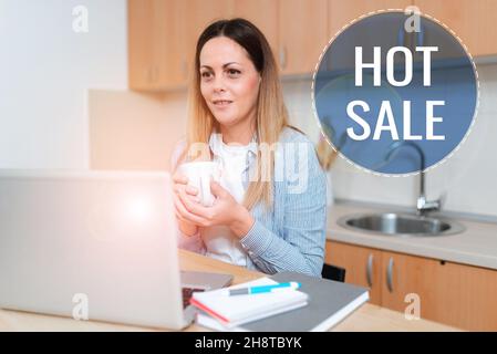 Firma che mostra Hot sale. Concettuale foto mettere prodotti su sconto elevato Prezzo Nero Venerdì Condivisione esperienza attraverso Video Blogging Foto Stock