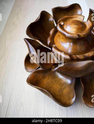 Set vintage Mid Century Monkey Pod Lotus Server Set Lazy Susan chip DIP Set. Legno intagliato. Foto Stock