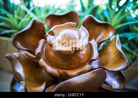 Set vintage Mid Century Monkey Pod Lotus Server Set Lazy Susan chip DIP Set. Legno intagliato. Foto Stock