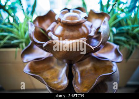 Set vintage Mid Century Monkey Pod Lotus Server Set Lazy Susan chip DIP Set. Legno intagliato. Foto Stock