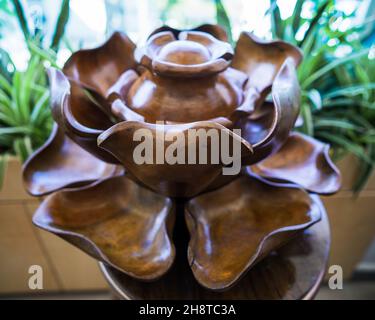 Set vintage Mid Century Monkey Pod Lotus Server Set Lazy Susan chip DIP Set. Legno intagliato. Foto Stock