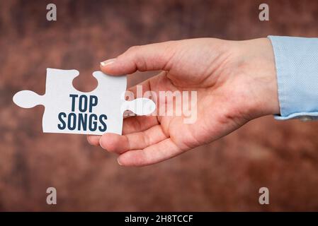 Visualizzazione concettuale Top Songs. Parola scritta su canzone registrata che diventa ampiamente popolare o ben noto Businesswoman trova strategia per la risoluzione Foto Stock
