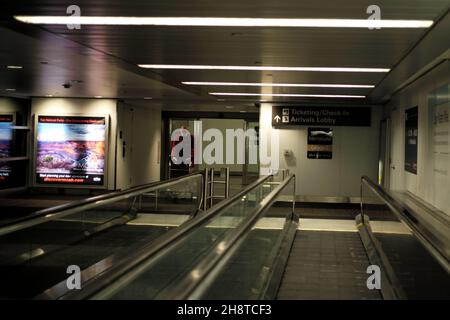 San Francisco, Stati Uniti. 1 dicembre 2021. Un viaggiatore arriva all'aeroporto internazionale di Los Angeles a Los Angeles, California, Stati Uniti, il 1 dicembre 2021. Gli Stati Uniti hanno identificato il primo caso confermato del paese della variante Omicron COVID-19 nello stato della California, le autorità sanitarie hanno detto Mercoledì. Credit: WU Xiaoling/Xinhua/Alamy Live News Foto Stock