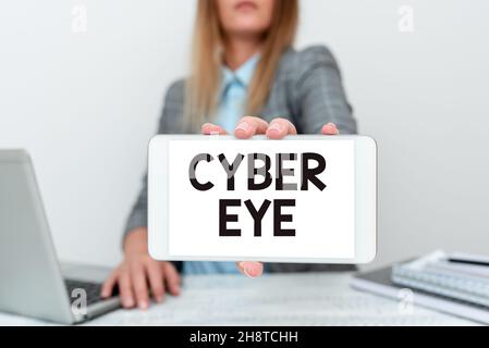 Cartello con la scritta Cyber Eye. Lo strumento fotografico concettuale si impegna a sviluppare tecnologie intelligenti in cybersecurity Consulente finanziario fornendo suggerimenti per il risparmio di denaro Foto Stock