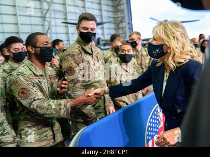 RAF MILDENHALL, INGHILTERRA, Regno Unito - 09 giugno 2021 - gli Stati Uniti First Lady Jill Biden saluta il personale militare dell'Aeronautica militare e le loro famiglie mercoledì 9 giugno 202 Foto Stock