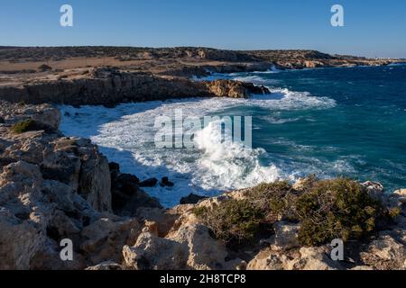 Mare mosso in una giornata di venti alti al Parco Nazionale di Cipro Capo Greco. Foto Stock