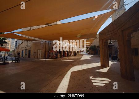 Dubai, Emirati Arabi Uniti 17 Febbraio 2020: Edifici antichi di Dubai e la strada Araba. Quartiere storico di al Fahidi, al Bastakiya. Distretto del Patrimonio negli Emirati Arabi Uniti. Fresco ombra sulle strade della città a mezzogiorno Foto Stock