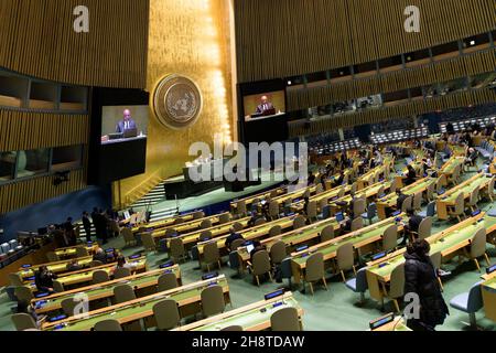 New York, Stati Uniti. 2 dicembre 2021. La riunione plenaria dell'Assemblea generale delle Nazioni Unite (UNGA) sulla questione della Palestina e della situazione in Medio Oriente si svolge presso la sede dell'ONU a New York il 1° dicembre 2021. Abdulla Shahid, presidente della 76a sessione dell'Assemblea generale dell'ONU, mercoledì ha sottolineato la necessità di agire piuttosto che di parlare per giungere a una risoluzione sulla questione palestinese. (Manuel Elias/un Photo/Handout via Xinhua) Credit: Xinhua/Alamy Live News Foto Stock