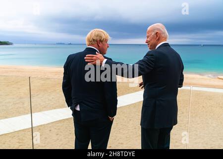 CARBIS BAY, CORNOVAGLIA, INGHILTERRA, Regno Unito - 10 giugno 2021 - il presidente degli Stati Uniti Joe Biden parla con il primo ministro britannico Boris Johnson giovedì 10 giugno 2021, Foto Stock