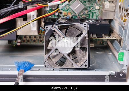 Computer dell'unità del sistema di ventilazione del radiatore sporco, pulizia dalla polvere. Foto Stock