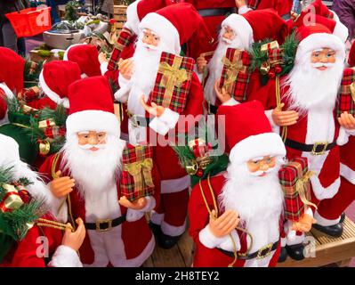 Esposizione delle decorazioni di Natale del padre Natale o di Babbo Natale in un negozio del centro del giardino per il mercato di vendita di Natale Foto Stock