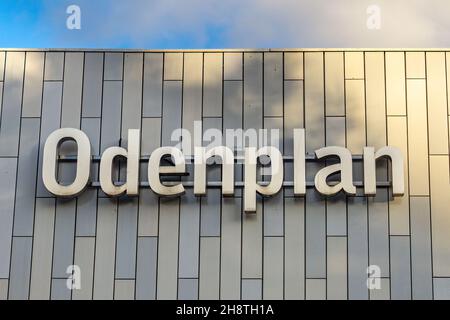 Stoccolma, Svezia - 5 novembre 2021: Un cartello con il nome della stazione di Odenplan, un luogo a Stoccolma, sugli edifici della stazione ferroviaria per metropolitana AN Foto Stock