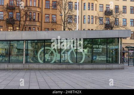 Stoccolma, Svezia - 4 novembre 2021: Garage per biciclette per affitto mensile per persone che utilizzano il parcheggio e il deposito per le corse Foto Stock