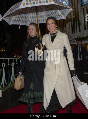 Crownprincess Mary di Danimarca con i figli la Principessa Isabella partecipa alla prima del balletto 'la Regina della neve' a Tivoli a Copenhagen, Dennmark il 1 dicembre 2021. The Queen è il set designer dello spettacolo, che ha debuttato per la prima volta il 2019 nella Sala dei Concerti di Tivoli. Riaprirà il 1 Dicembre 2021. La Regina della neve di Hans Christian Andersen è un racconto originale di amicizia, amore e coraggio. Il racconto è stato pubblicato per la prima volta nel dicembre 1844. Foto di Stella Pictures/ABACAPRESS.COM Foto Stock