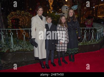 Crownprincess Mary arriva con i bambini Isabella e gemelli Josephine e Vincent a balletto prima. Partecipando alla prima del balletto 'la Regina della neve' a Tivoli a Copenhagen, Dennmark il 1 dicembre 2021. The Queen è il set designer dello spettacolo, che ha debuttato per la prima volta il 2019 nella Sala dei Concerti di Tivoli. Riaprirà il 1 Dicembre 2021. La Regina della neve di Hans Christian Andersen è un racconto originale di amicizia, amore e coraggio. Il racconto è stato pubblicato per la prima volta nel dicembre 1844. Foto di Stella Pictures/ABACAPRESS.COM Foto Stock