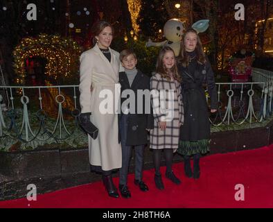 Crownprincess Mary arriva con i bambini Isabella e gemelli Josephine e Vincent a balletto prima. Partecipando alla prima del balletto 'la Regina della neve' a Tivoli a Copenhagen, Dennmark il 1 dicembre 2021. The Queen è il set designer dello spettacolo, che ha debuttato per la prima volta il 2019 nella Sala dei Concerti di Tivoli. Riaprirà il 1 Dicembre 2021. La Regina della neve di Hans Christian Andersen è un racconto originale di amicizia, amore e coraggio. Il racconto è stato pubblicato per la prima volta nel dicembre 1844. Foto di Stella Pictures/ABACAPRESS.COM Foto Stock