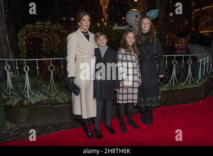 Crownprincess Mary arriva con i bambini Isabella e gemelli Josephine e Vincent a balletto prima. Partecipando alla prima del balletto 'la Regina della neve' a Tivoli a Copenhagen, Dennmark il 1 dicembre 2021. The Queen è il set designer dello spettacolo, che ha debuttato per la prima volta il 2019 nella Sala dei Concerti di Tivoli. Riaprirà il 1 Dicembre 2021. La Regina della neve di Hans Christian Andersen è un racconto originale di amicizia, amore e coraggio. Il racconto è stato pubblicato per la prima volta nel dicembre 1844. Foto di Stella Pictures/ABACAPRESS.COM Foto Stock