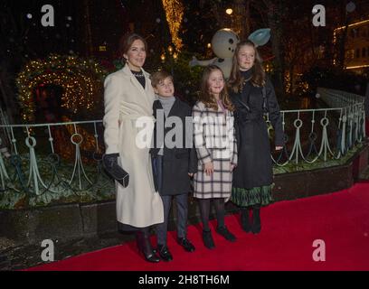 Crownprincess Mary arriva con i bambini Isabella e gemelli Josephine e Vincent a balletto prima. Partecipando alla prima del balletto 'la Regina della neve' a Tivoli a Copenhagen, Dennmark il 1 dicembre 2021. The Queen è il set designer dello spettacolo, che ha debuttato per la prima volta il 2019 nella Sala dei Concerti di Tivoli. Riaprirà il 1 Dicembre 2021. La Regina della neve di Hans Christian Andersen è un racconto originale di amicizia, amore e coraggio. Il racconto è stato pubblicato per la prima volta nel dicembre 1844. Foto di Stella Pictures/ABACAPRESS.COM Foto Stock