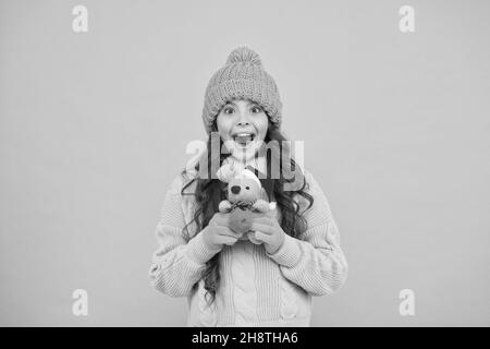 Vieni a giocare con me. Buona infanzia. Anno simbolo del ratto. Peluche giocattolo. Bambino giocare piccolo giocattolo carino. Acquista regali. Asilo e scuola. Concetto di negozio di giocattoli. Ragazza Foto Stock