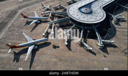 Haikou. 26 novembre 2021. Foto aerea scattata il 26 novembre 2021 mostra una vista del progetto di espansione dell'Aeroporto Internazionale Meilan di Haikou, nella provincia cinese meridionale di Hainan. Il progetto di espansione dell'Aeroporto Internazionale di Meilan nell'isola di Hainan, nella Cina meridionale, è stato ufficialmente messo in funzione il 2 dicembre. Il progetto consiste in un nuovo terminal, una pista di 3,600 metri e servizi di trasporto a terra. Credit: Yang Guanyu/Xinhua/Alamy Live News Foto Stock