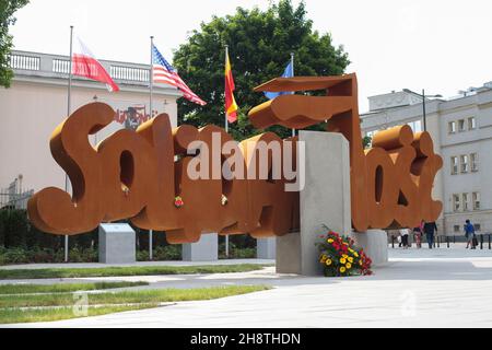 Monumento di solidarietà 'Solidarnosc' a Varsavia in occasione del trentaduesimo anniversario delle prime elezioni parzialmente libere in Polonia. Foto Stock