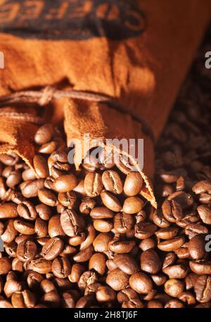 Borsa di caffè e caffè in chicchi Foto Stock