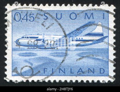 FINLANDIA - CIRCA 1959: Francobollo stampato dalla Finlandia, mostra il velivolo Convair 440 sopra il Lago Paesaggio, circa 1959 Foto Stock