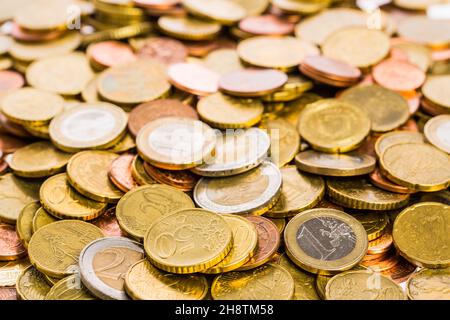 Superficie di molte monete in euro Foto Stock