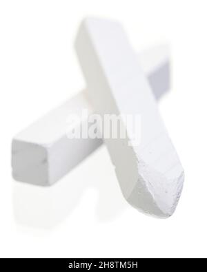 Due pezzi di gesso bianco isolati su sfondo bianco Foto Stock