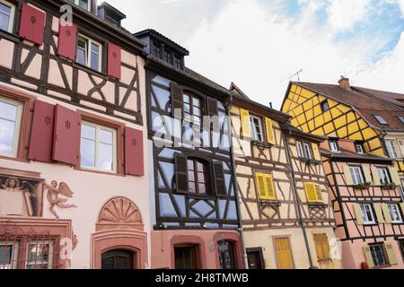 Architettura colorata edifici vista di Colmar in Alsazia, France.Traditional case a graticcio.Famous viaggio vacanza destinazione in Francia Foto Stock