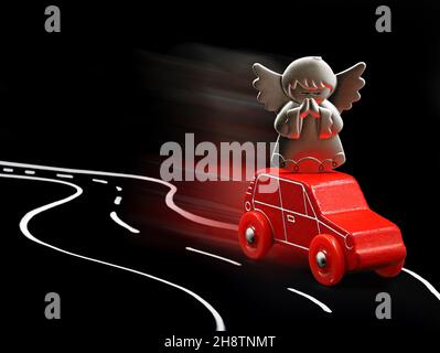 L'angelo custode protegge l'auto rossa nel traffico stradale, immagine concettuale su sfondo nero con spazio copia Foto Stock