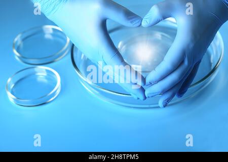 Le mani del medico nei guanti mostrano la forma del cuore. Amore e gratitudine ai medici. Foto Stock